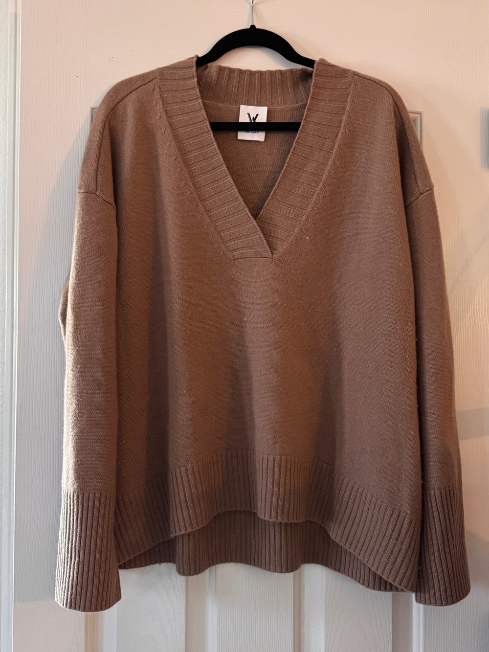 Van Kukil Relaxed V-Neck Cashmere Sweater